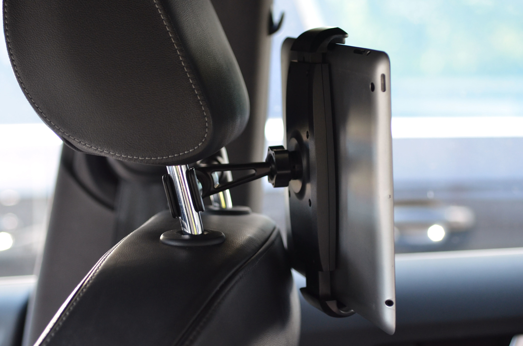 UNIQ Accessory Headrest Car holder up to 24 cm - B