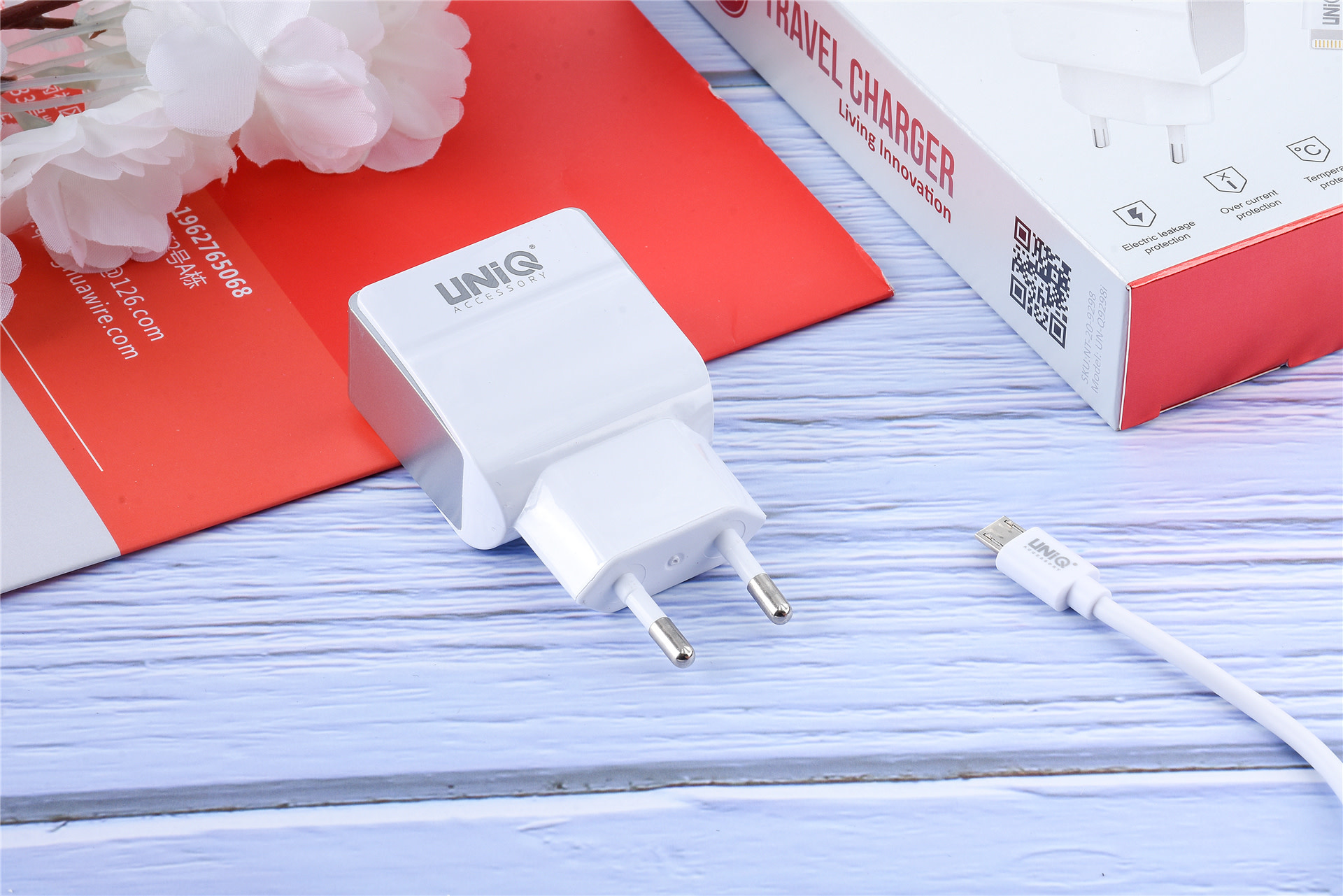 UNIQ Accessory Dual Port 2.1A Töltő + Micro USB Adatkábel -Fehér